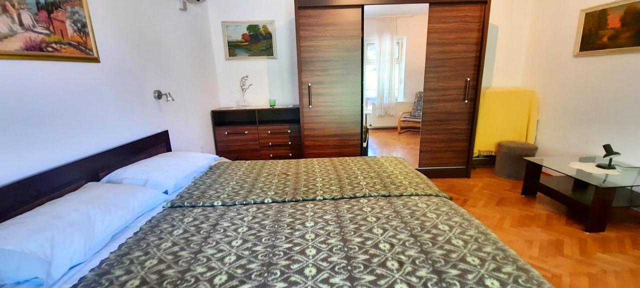 Apartmani Iskra Кърк Екстериор снимка