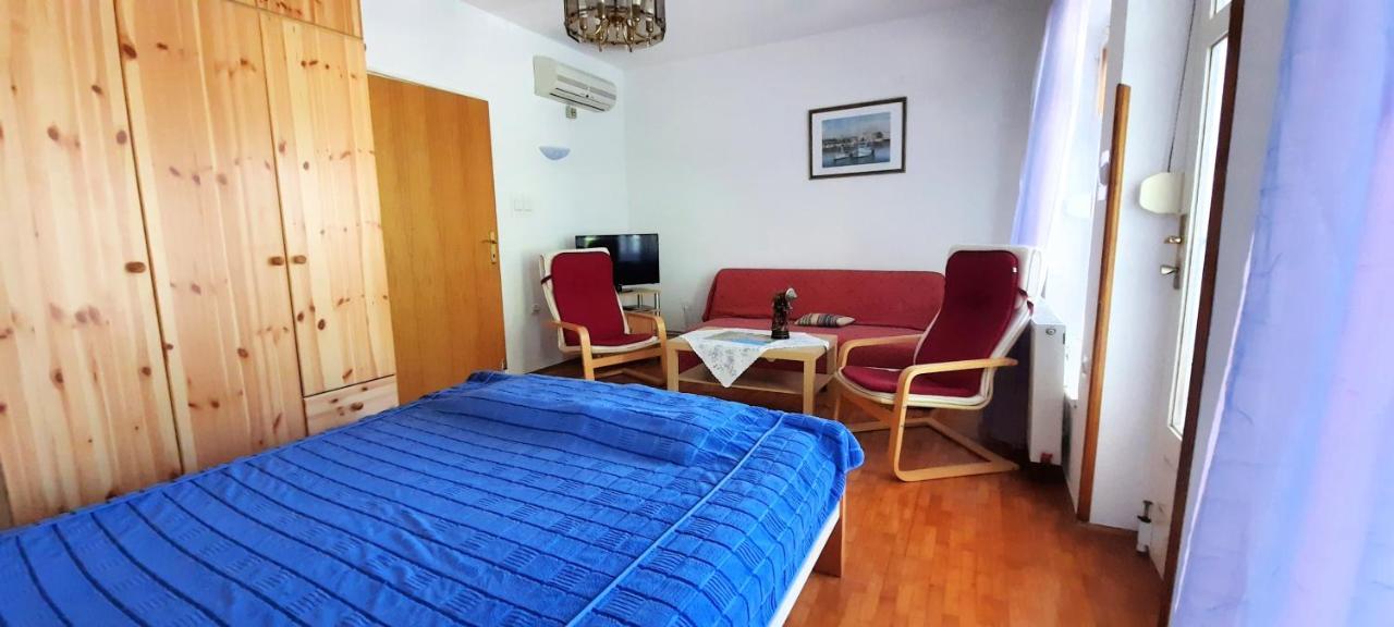 Apartmani Iskra Кърк Екстериор снимка
