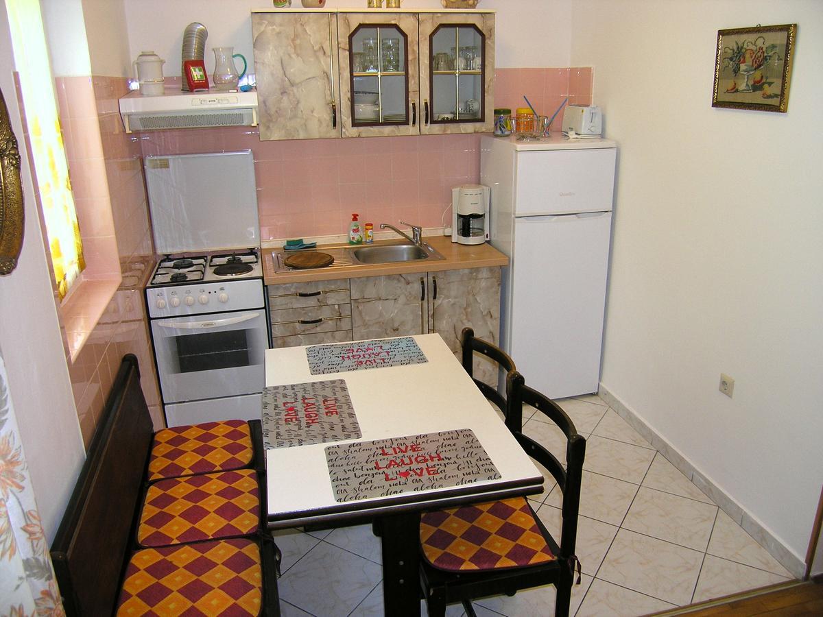 Apartmani Iskra Кърк Екстериор снимка